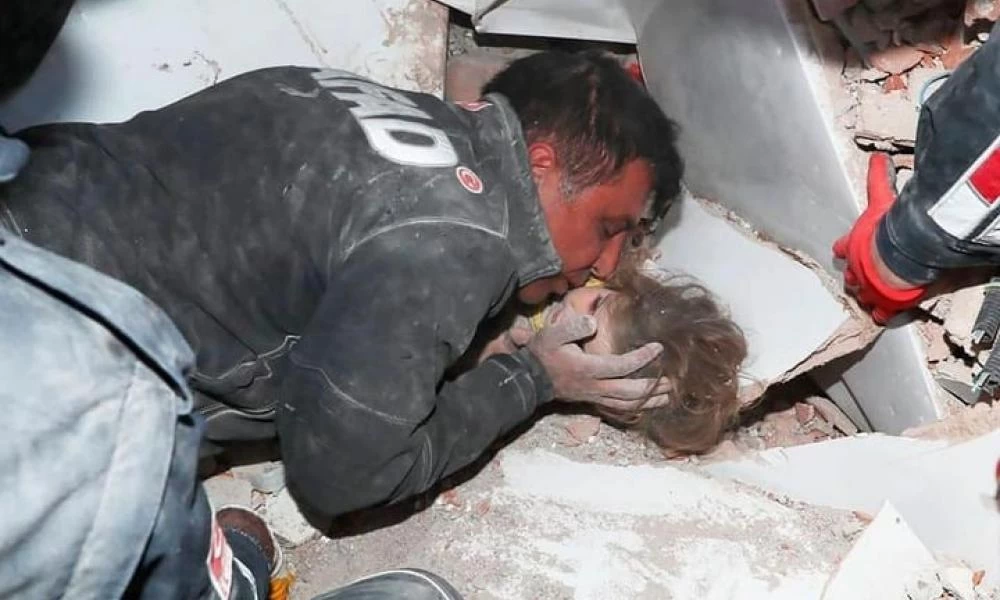 Σμύρνη: Συγκλονίζει ο διασώστης που φιλάει στα συντρίμμια τη μικρή Αϊντά